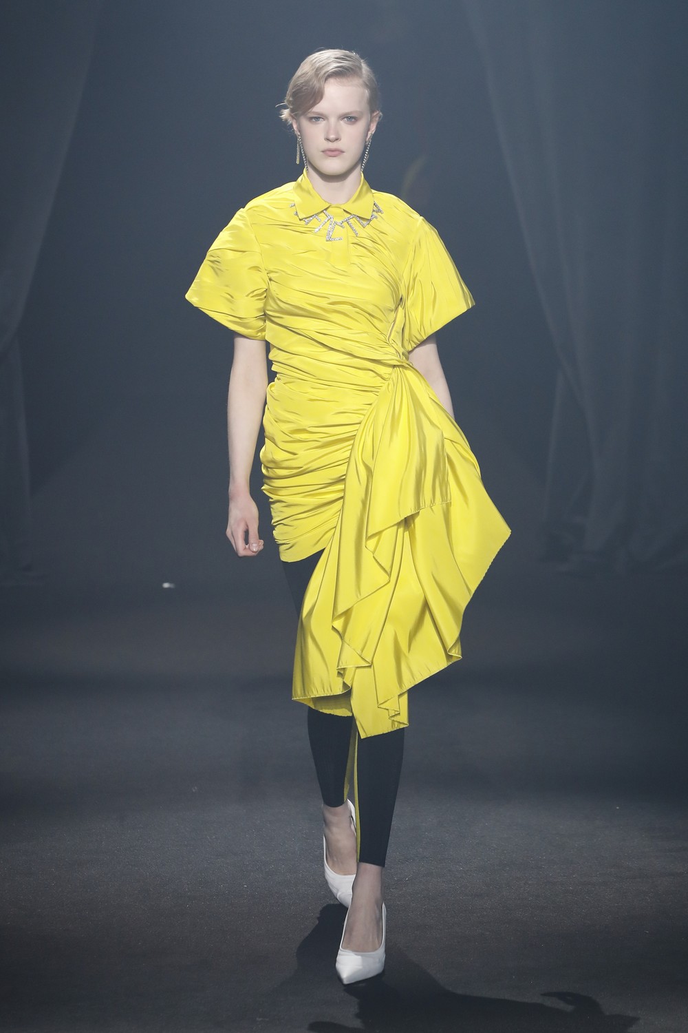AZ Factory: 45 designers homenageiam Alber Elbaz em desfile