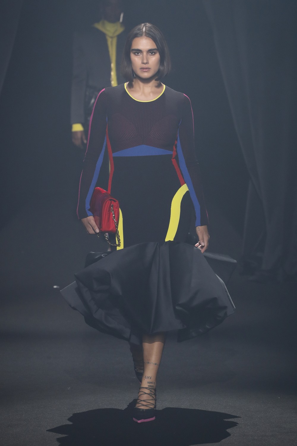 AZ Factory: 45 designers homenageiam Alber Elbaz em desfile