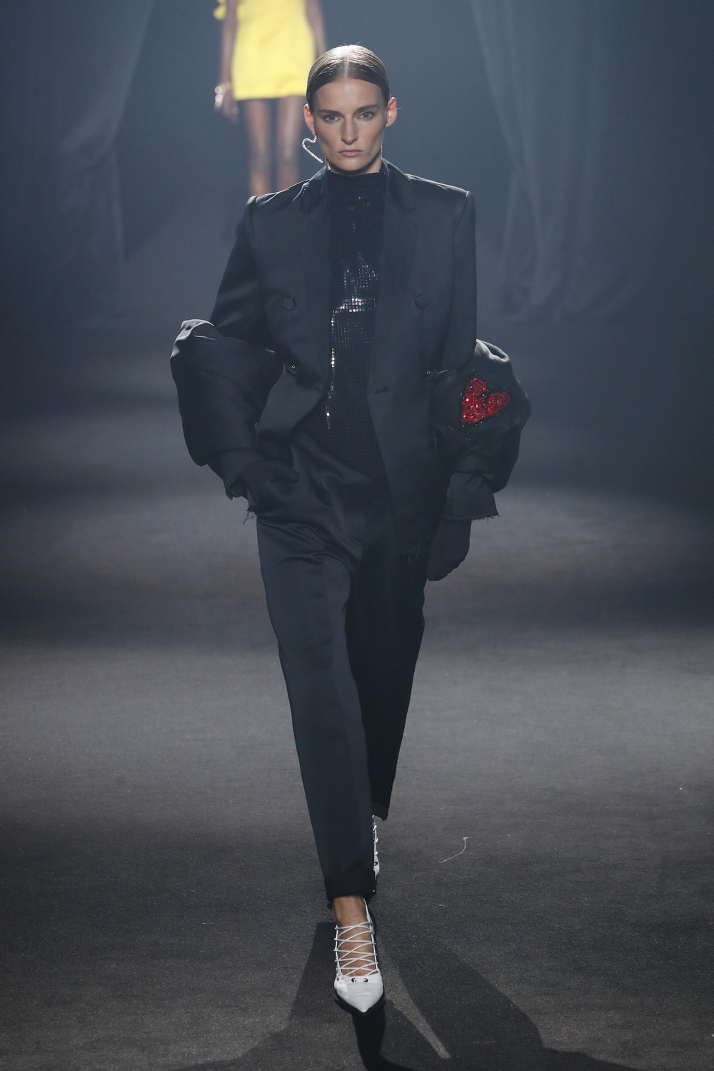 AZ Factory: 45 designers homenageiam Alber Elbaz em desfile