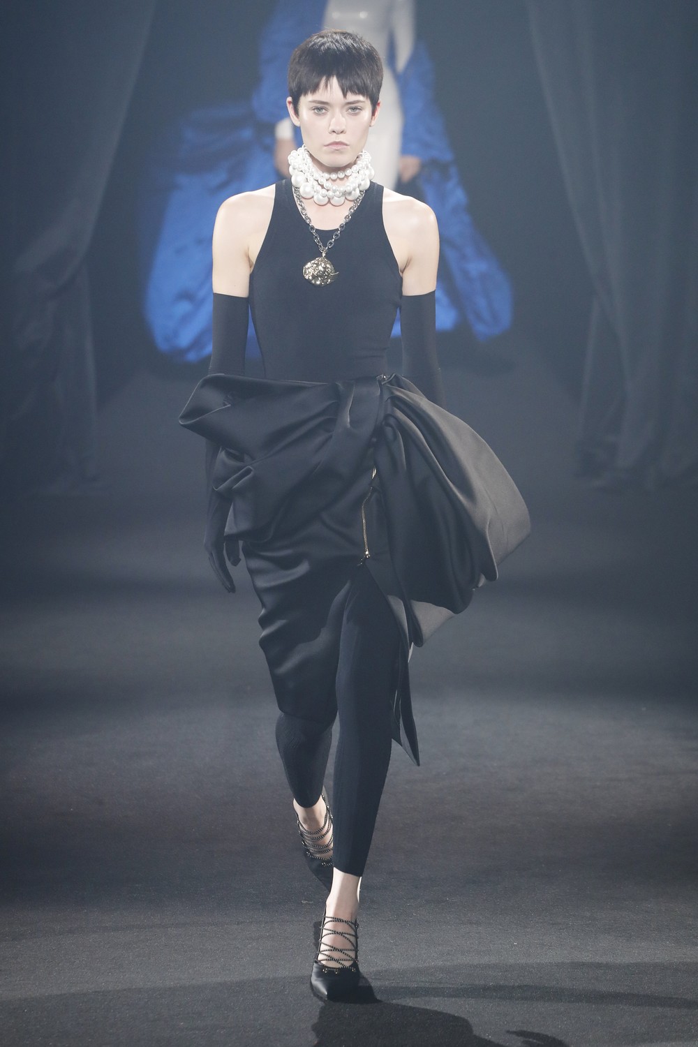 AZ Factory: 45 designers homenageiam Alber Elbaz em desfile