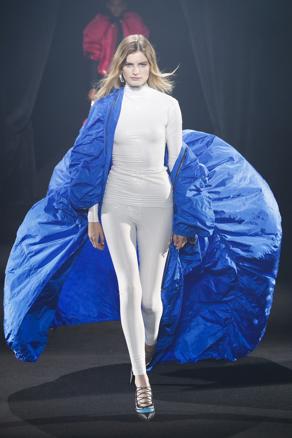 AZ Factory: 45 designers homenageiam Alber Elbaz em desfile