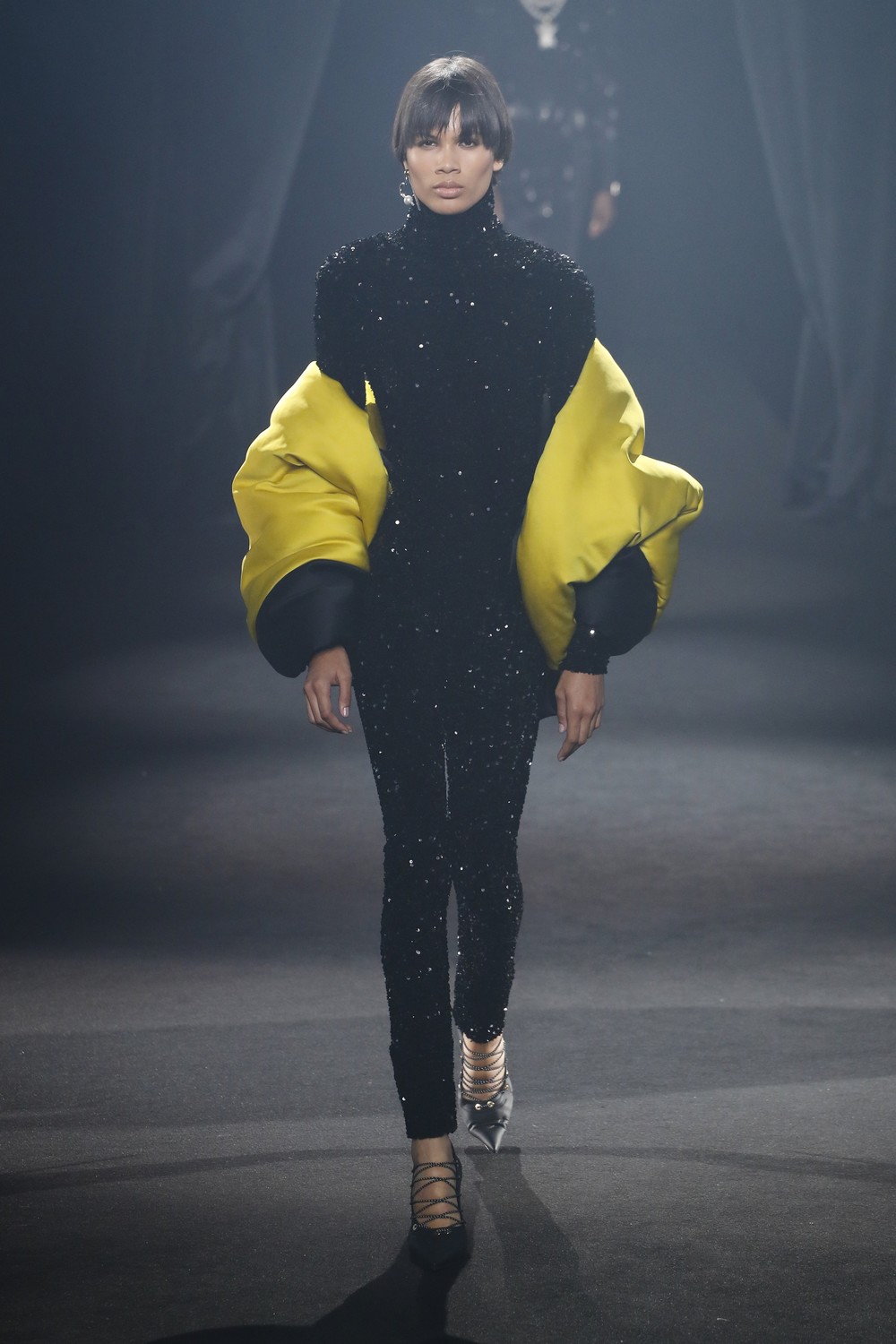 AZ Factory: 45 designers homenageiam Alber Elbaz em desfile