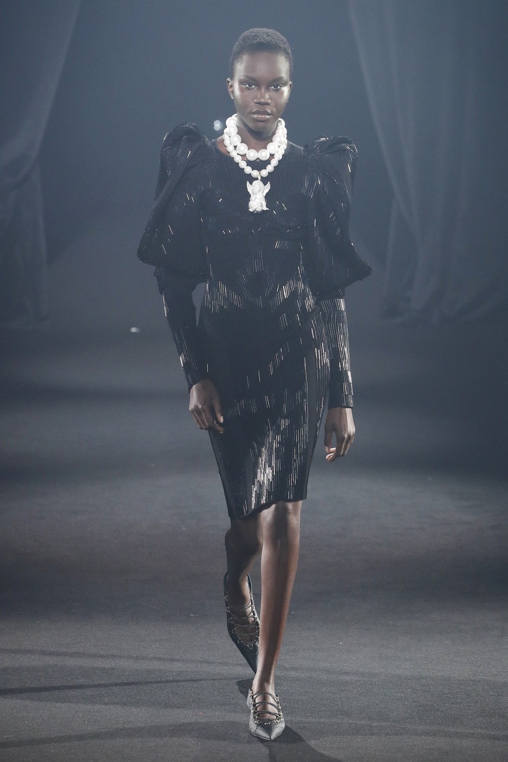 AZ Factory: 45 designers homenageiam Alber Elbaz em desfile