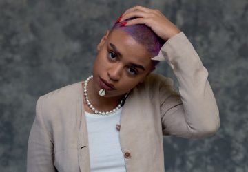 Conheça Flor Jorge, cantora de 18 anos que estreia no cenário musical