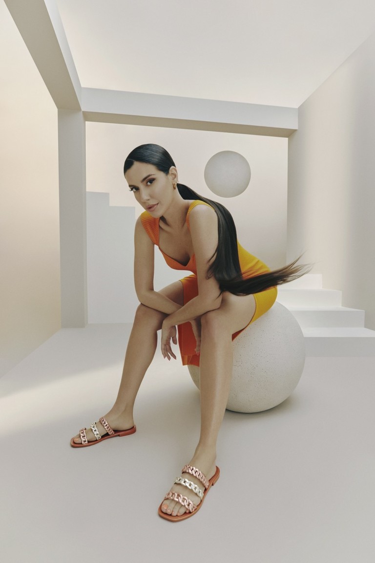 Melissa lança collab sustentável com Camila Coutinho