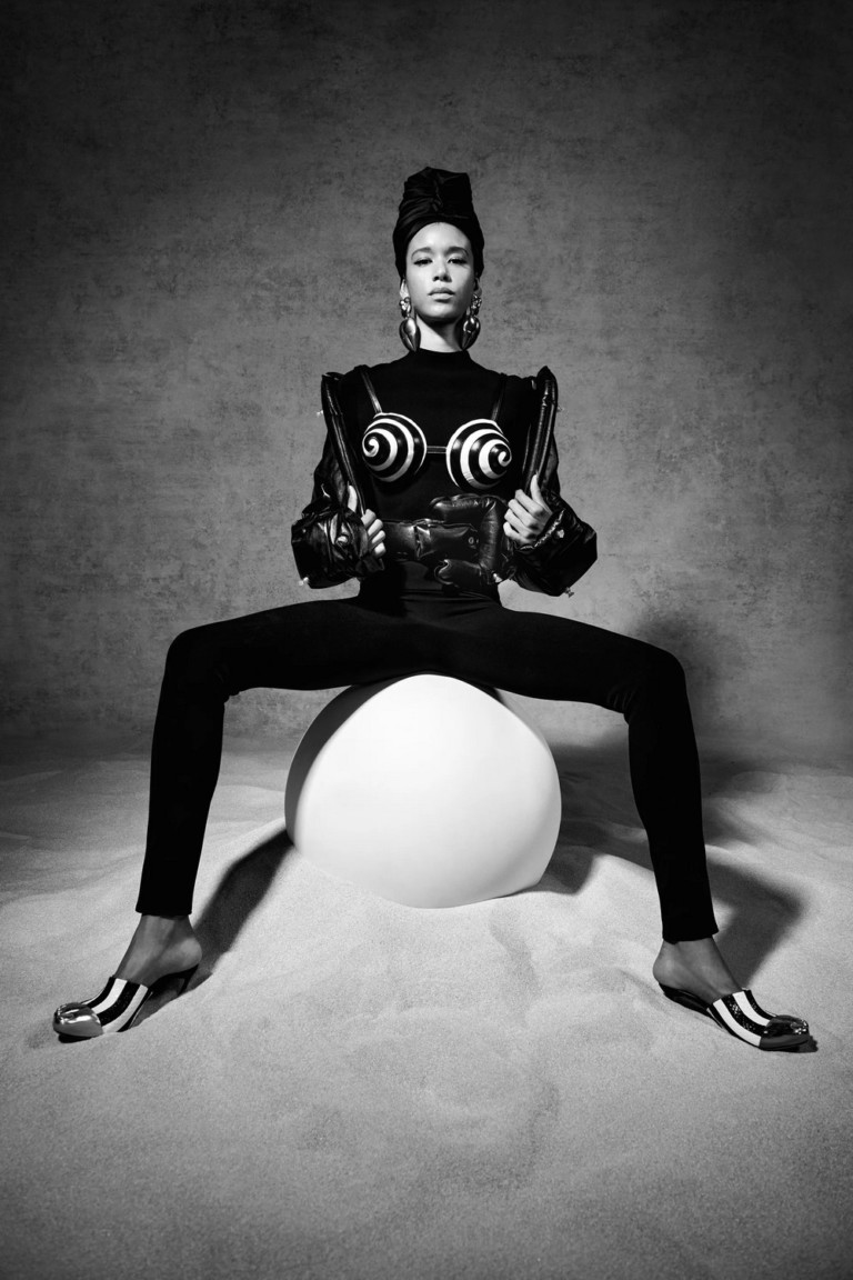 Schiaparelli reforça seu DNA surrealista e revisita a história de sua criadora