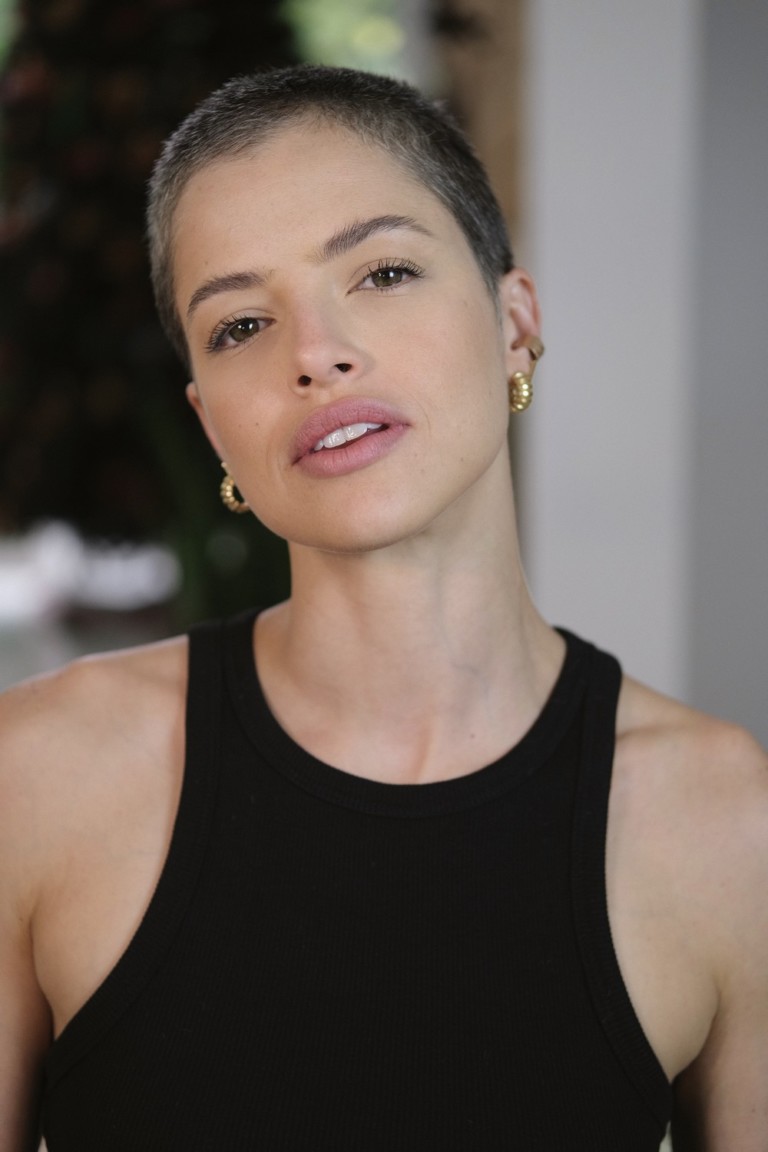 Após fim de "Verdades Secretas 2", Agatha Moreira raspa o cabelo