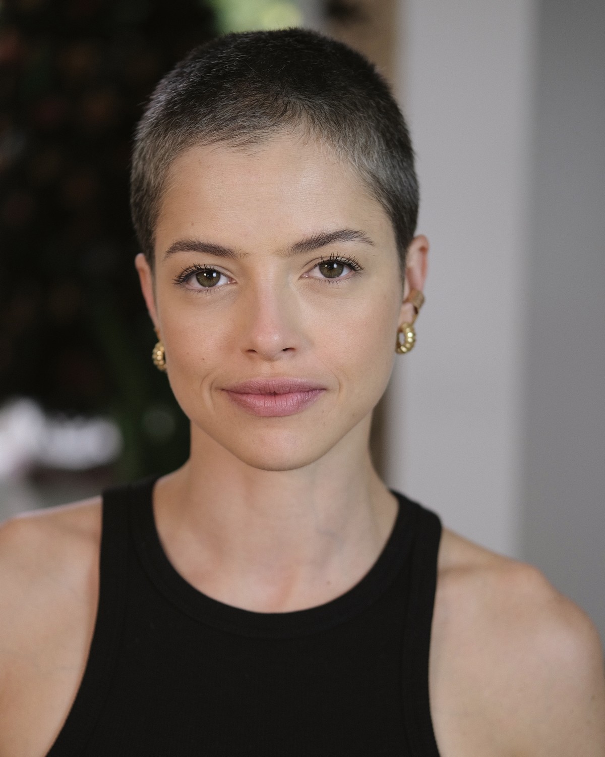 Após fim de "Verdades Secretas 2", Agatha Moreira raspa o cabelo