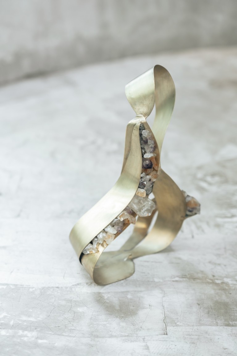 Ana Ferrari, diretora criativa da ANK Jewellery, expõe esculturas na Art Basel