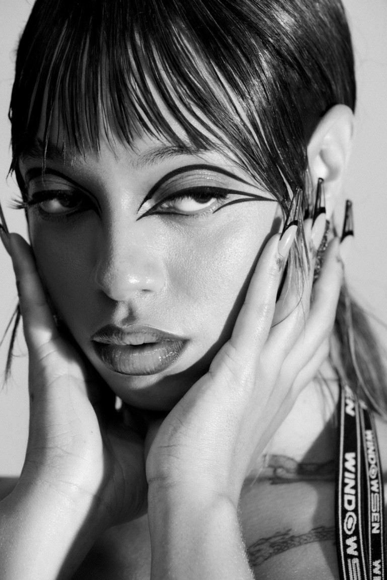 "Lines and emPower": Camila Anac traduz personas de Urias em editorial