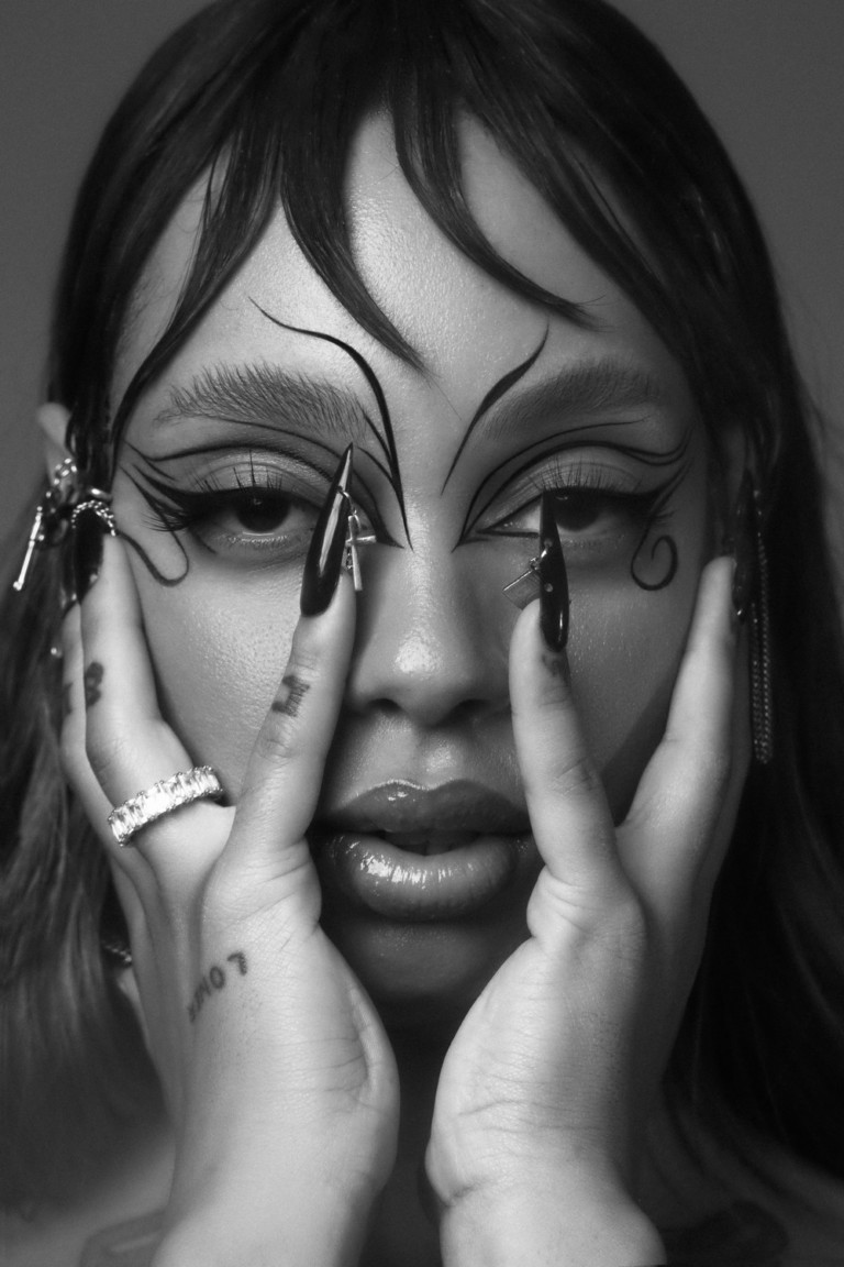 "Lines and emPower": Camila Anac traduz personas de Urias em editorial