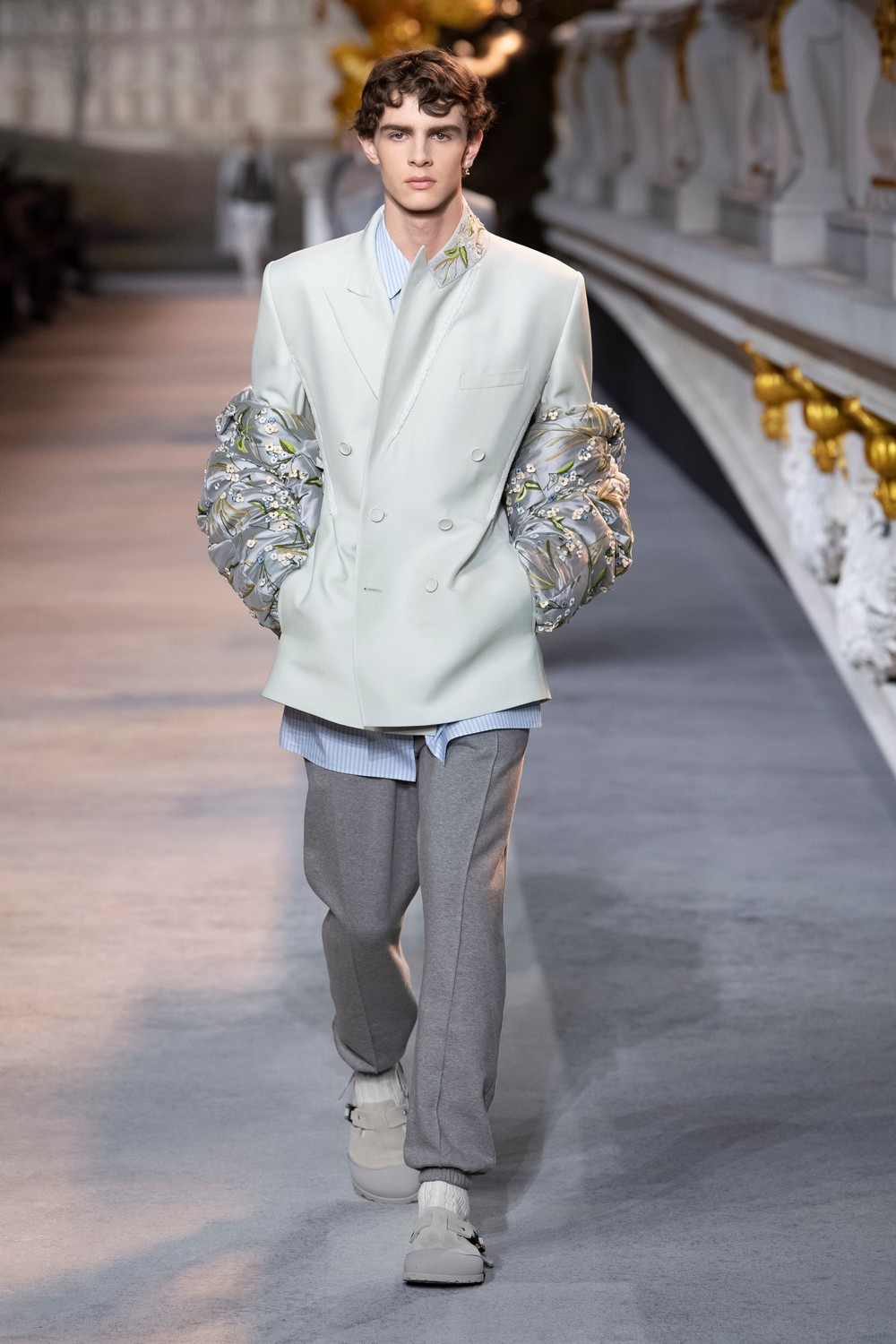 Kim Jones cria releituras do New Look de Christian Dior para inverno 2022 masculino