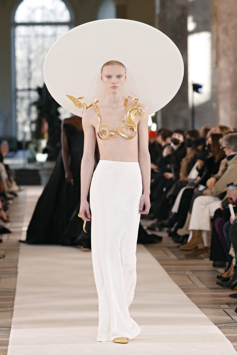 Schiaparelli aposta em silhuetas justas sem abrir mão do surrealismo