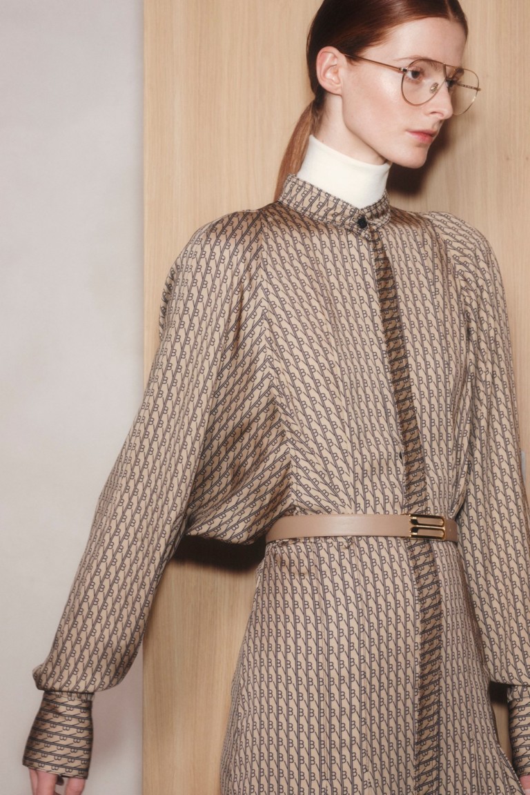 Victoria Beckham: Cinco truques de styling do pre-fall 2022 para incluir ao seu estilo