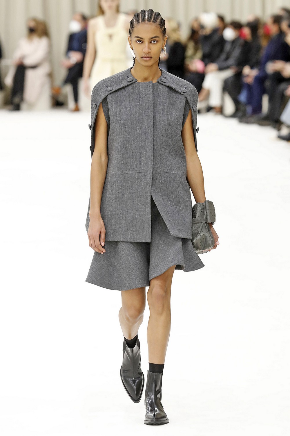 Jil Sander se inspira em esculturas e silhuetas para inverno 2022