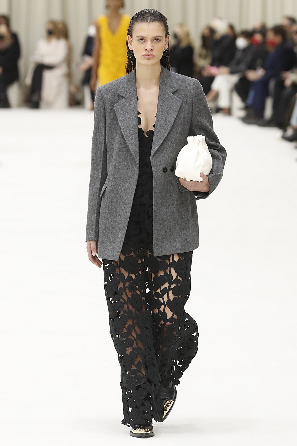 Jil Sander se inspira em esculturas e silhuetas para inverno 2022