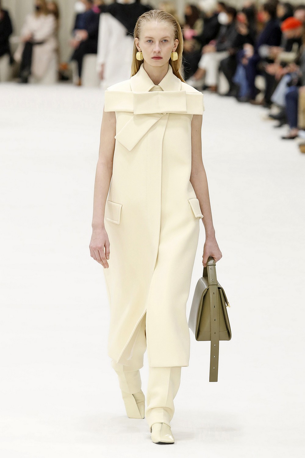Jil Sander se inspira em esculturas e silhuetas para inverno 2022