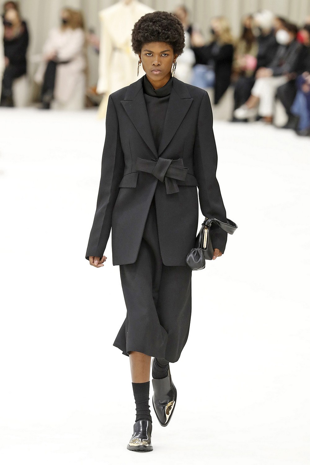 Jil Sander se inspira em esculturas e silhuetas para inverno 2022