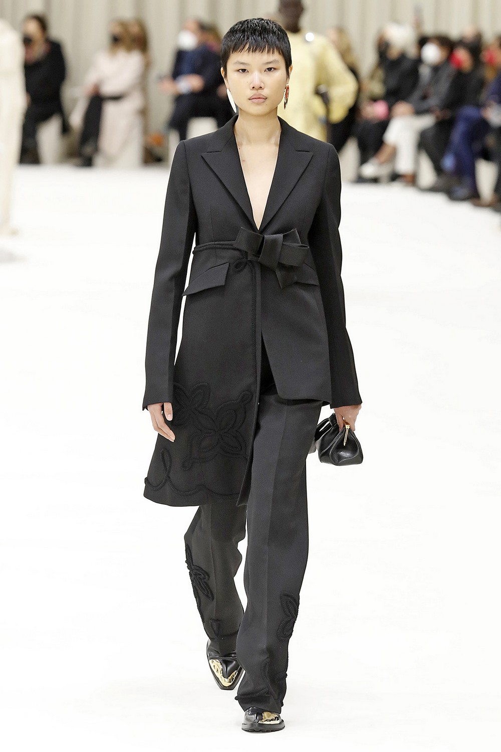 Jil Sander se inspira em esculturas e silhuetas para inverno 2022