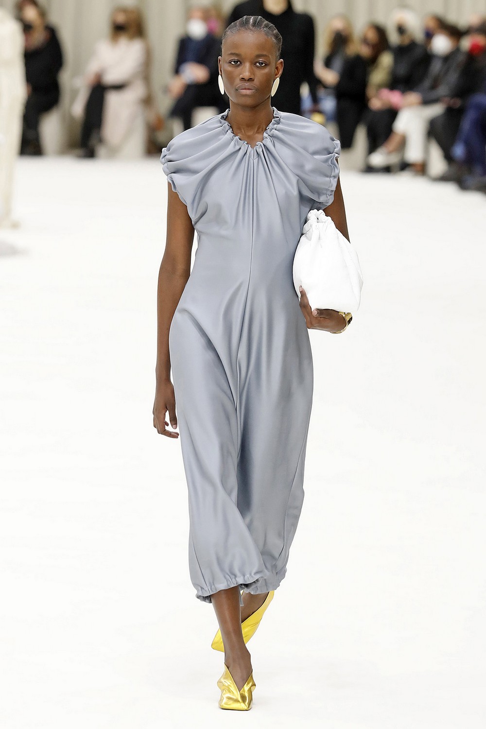 Jil Sander se inspira em esculturas e silhuetas para inverno 2022