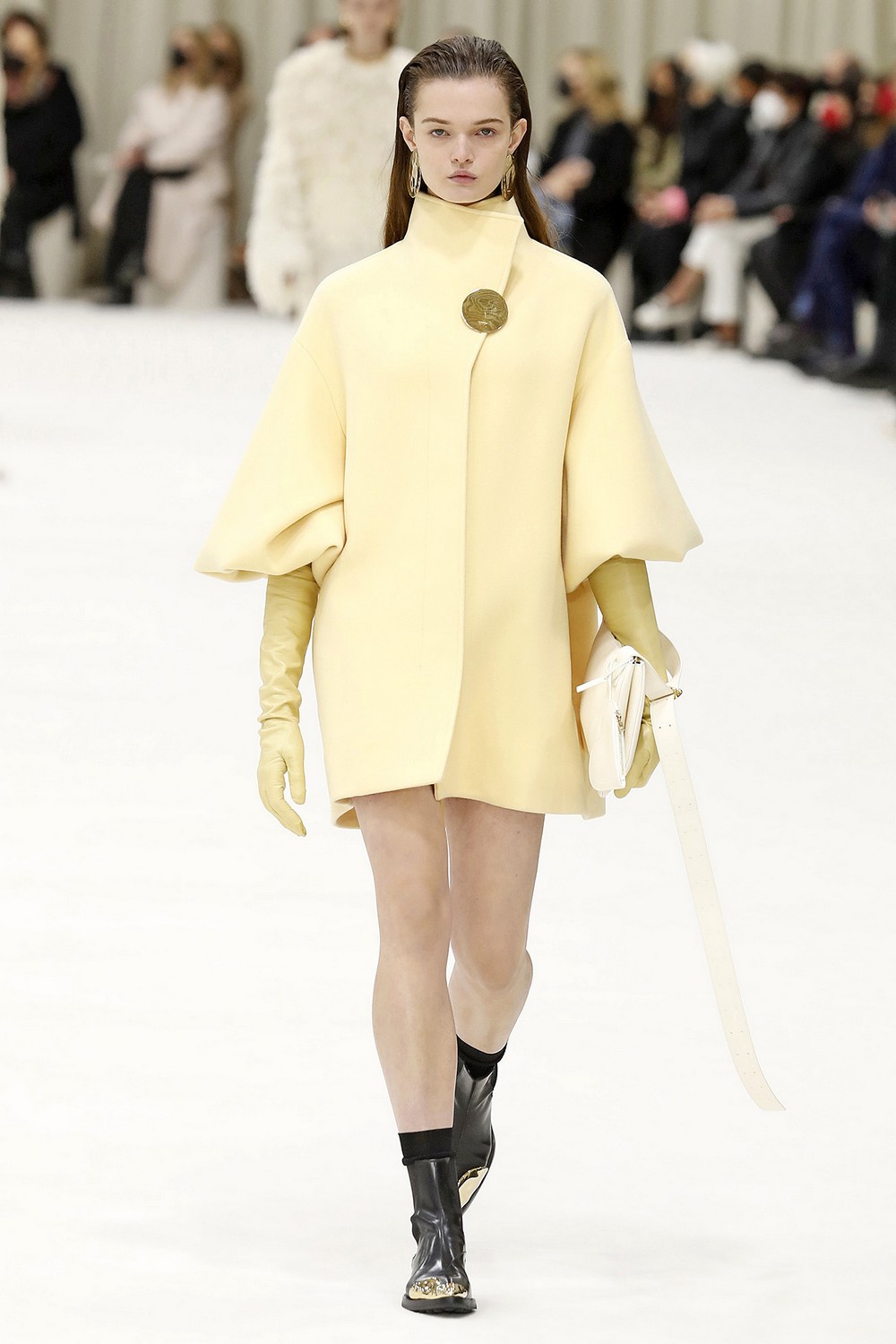 Jil Sander se inspira em esculturas e silhuetas para inverno 2022