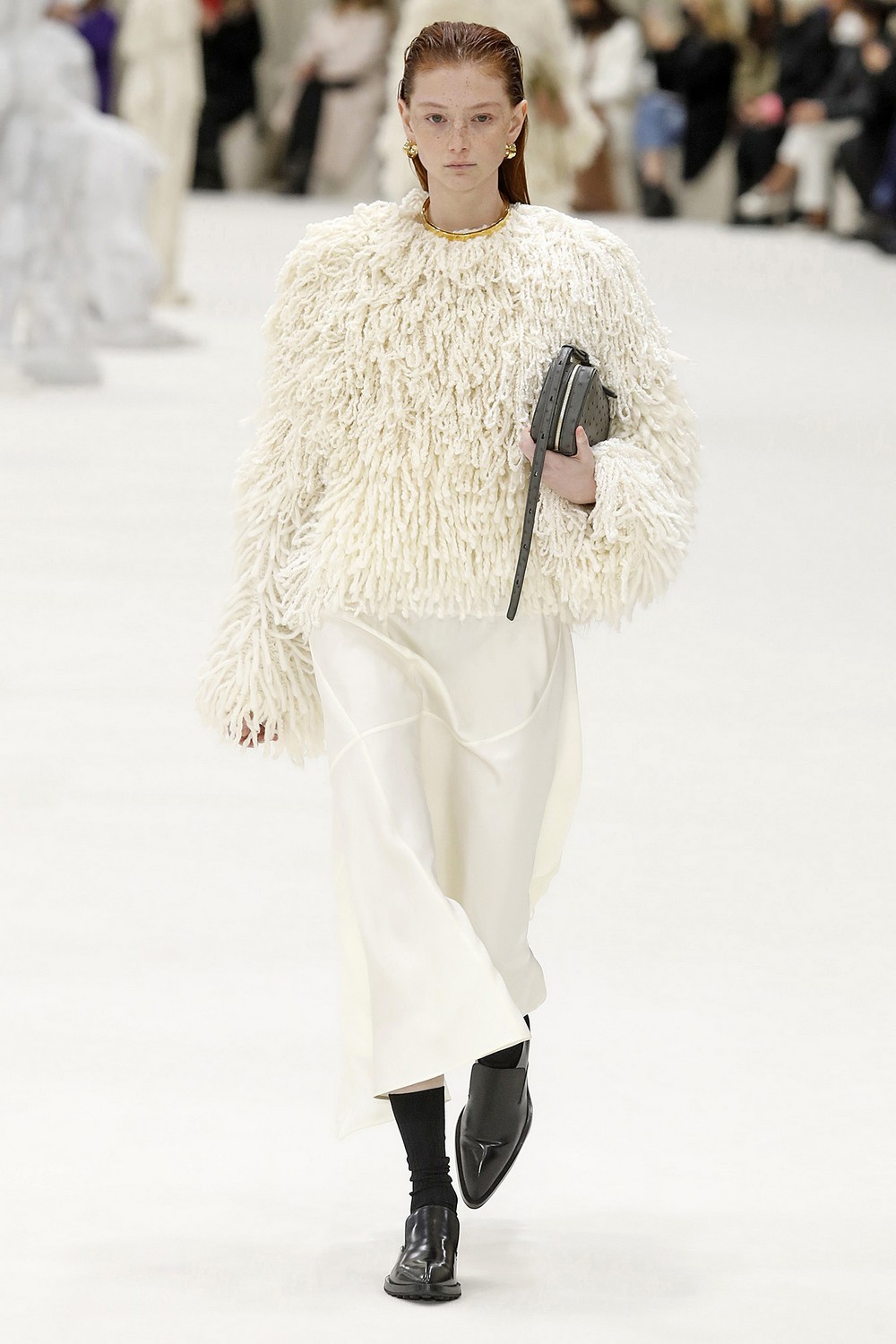 Jil Sander se inspira em esculturas e silhuetas para inverno 2022