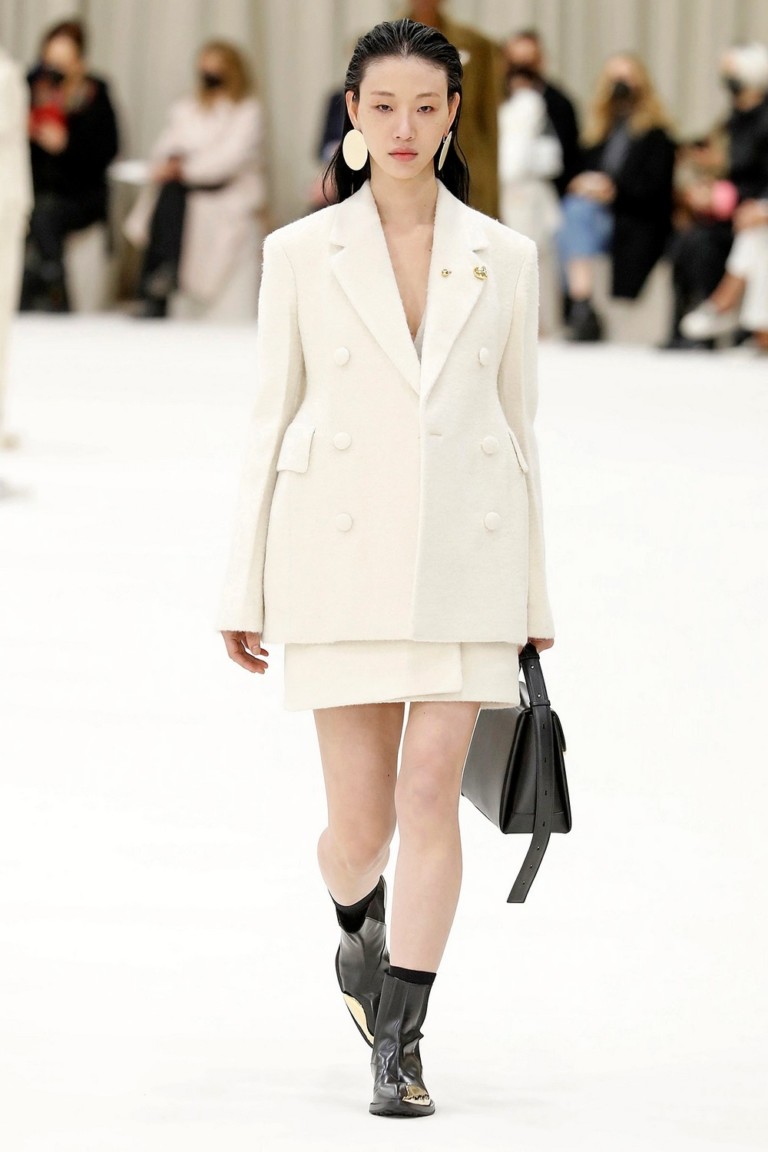 Jil Sander se inspira em esculturas e silhuetas para inverno 2022