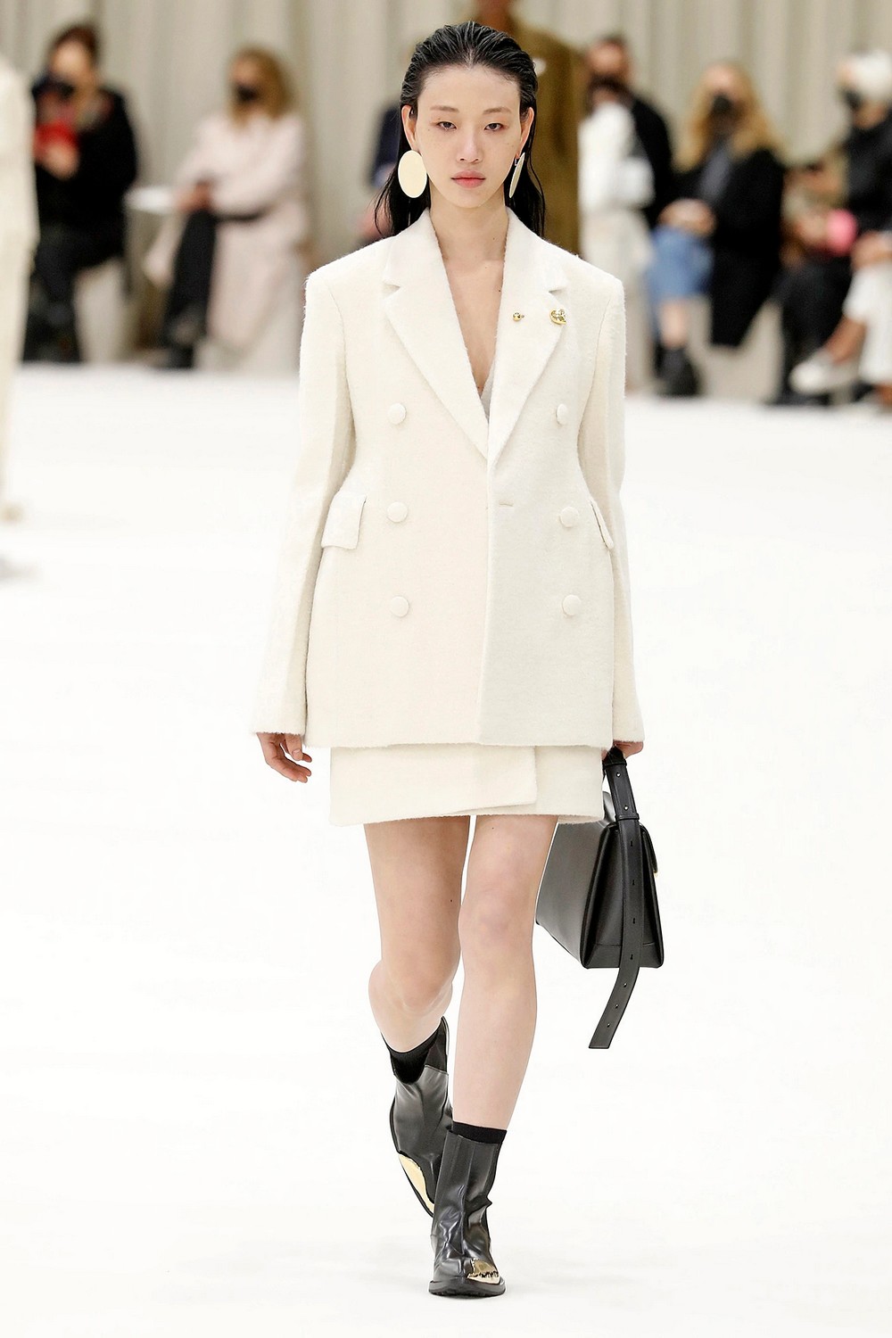 Jil Sander se inspira em esculturas e silhuetas para inverno 2022
