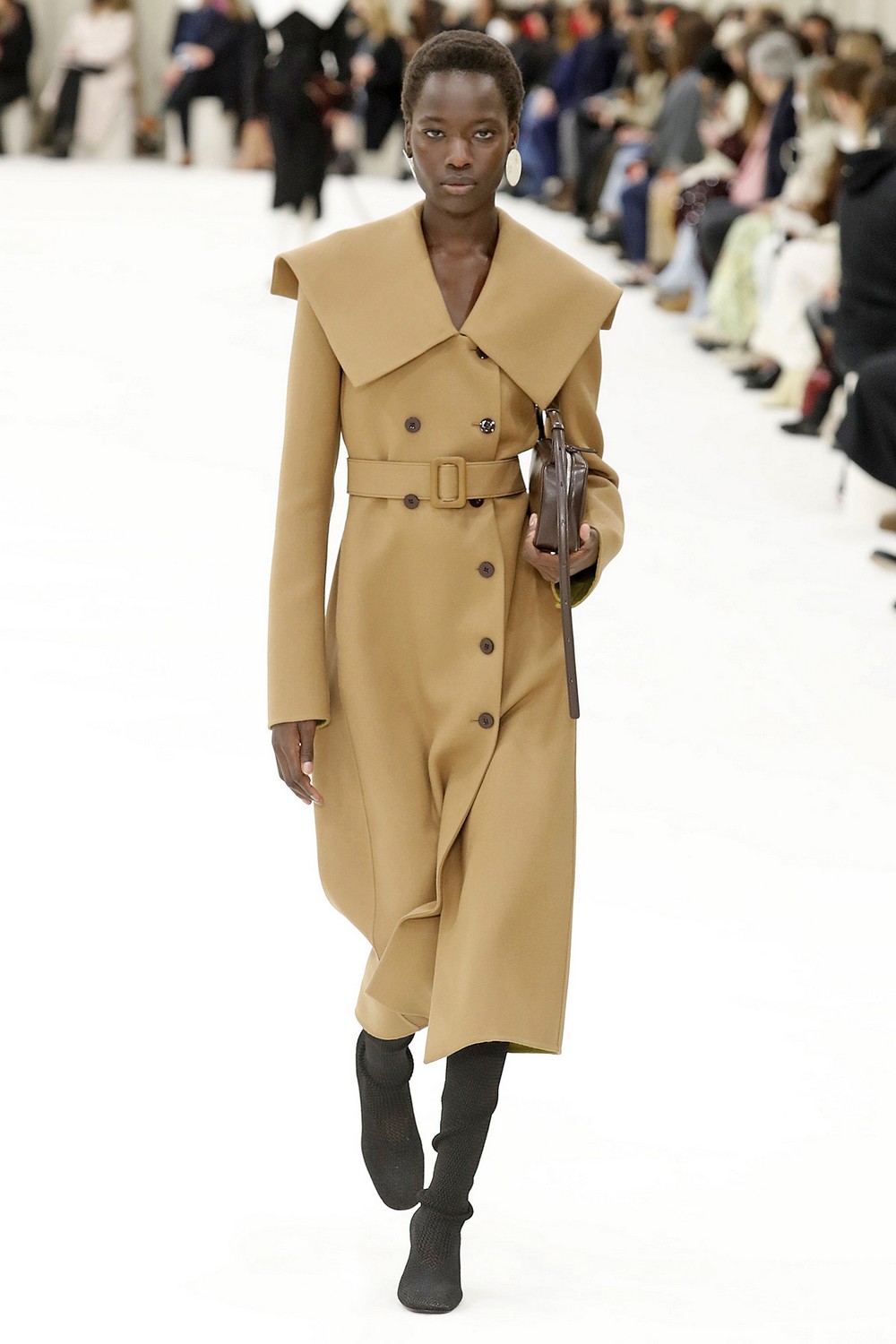 Jil Sander se inspira em esculturas e silhuetas para inverno 2022