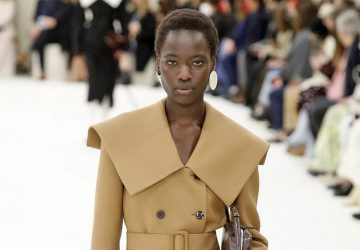 Jil Sander se inspira em esculturas e silhuetas para inverno 2022