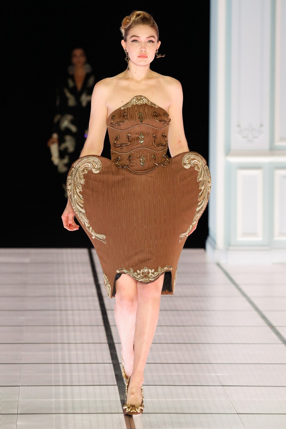 Moschino cria uma verdadeira mansão na passarela