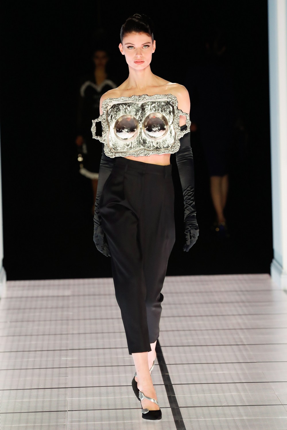 Moschino cria uma verdadeira mansão na passarela