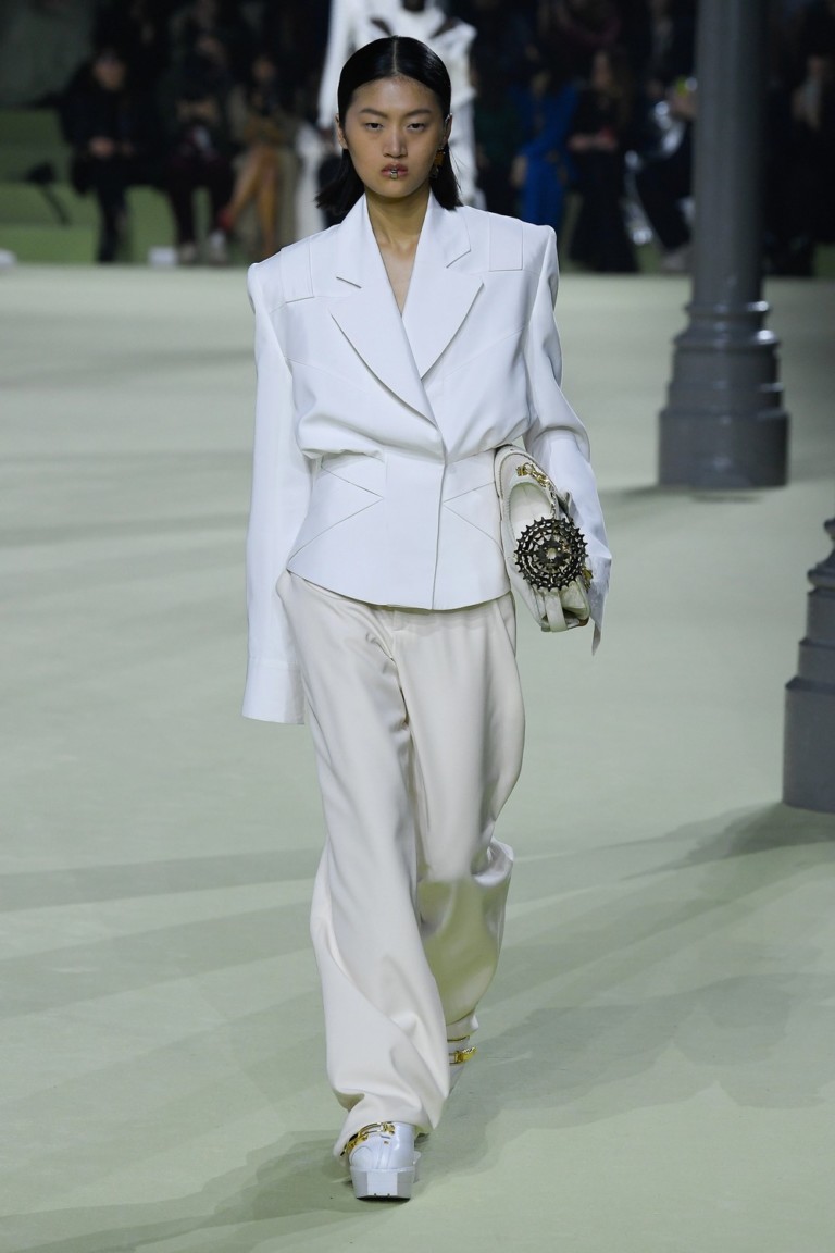 Balmain leva o desejo de proteção para a passarela da PFW