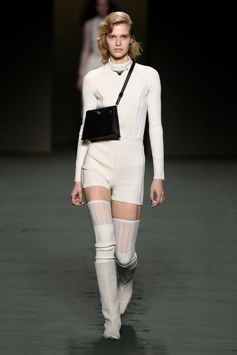 Linhas verticais invadem a passarela da Hermès