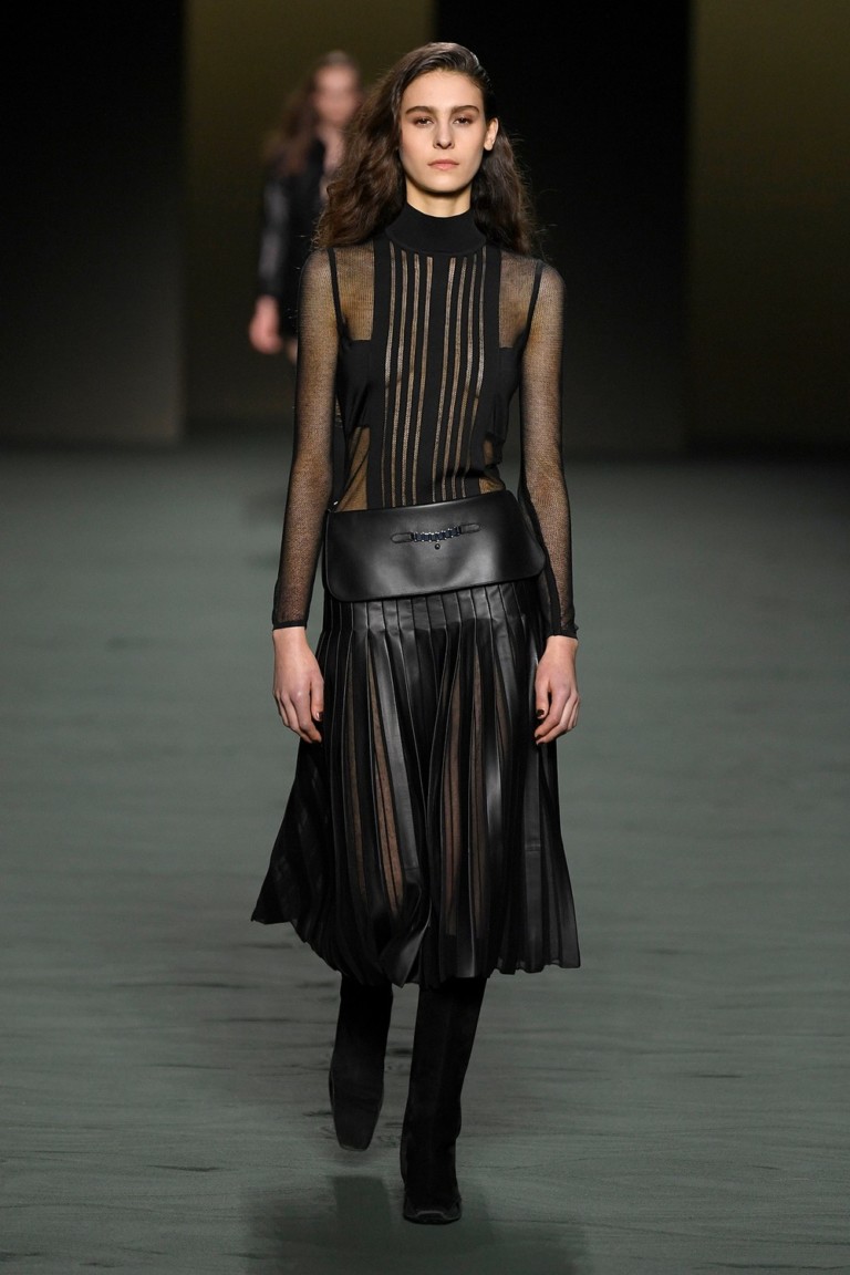 Linhas verticais invadem a passarela da Hermès