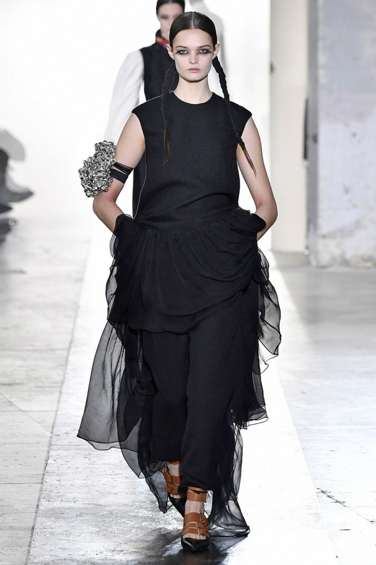 Nada básico: Rochas acrescenta dramaticidade aos looks all black