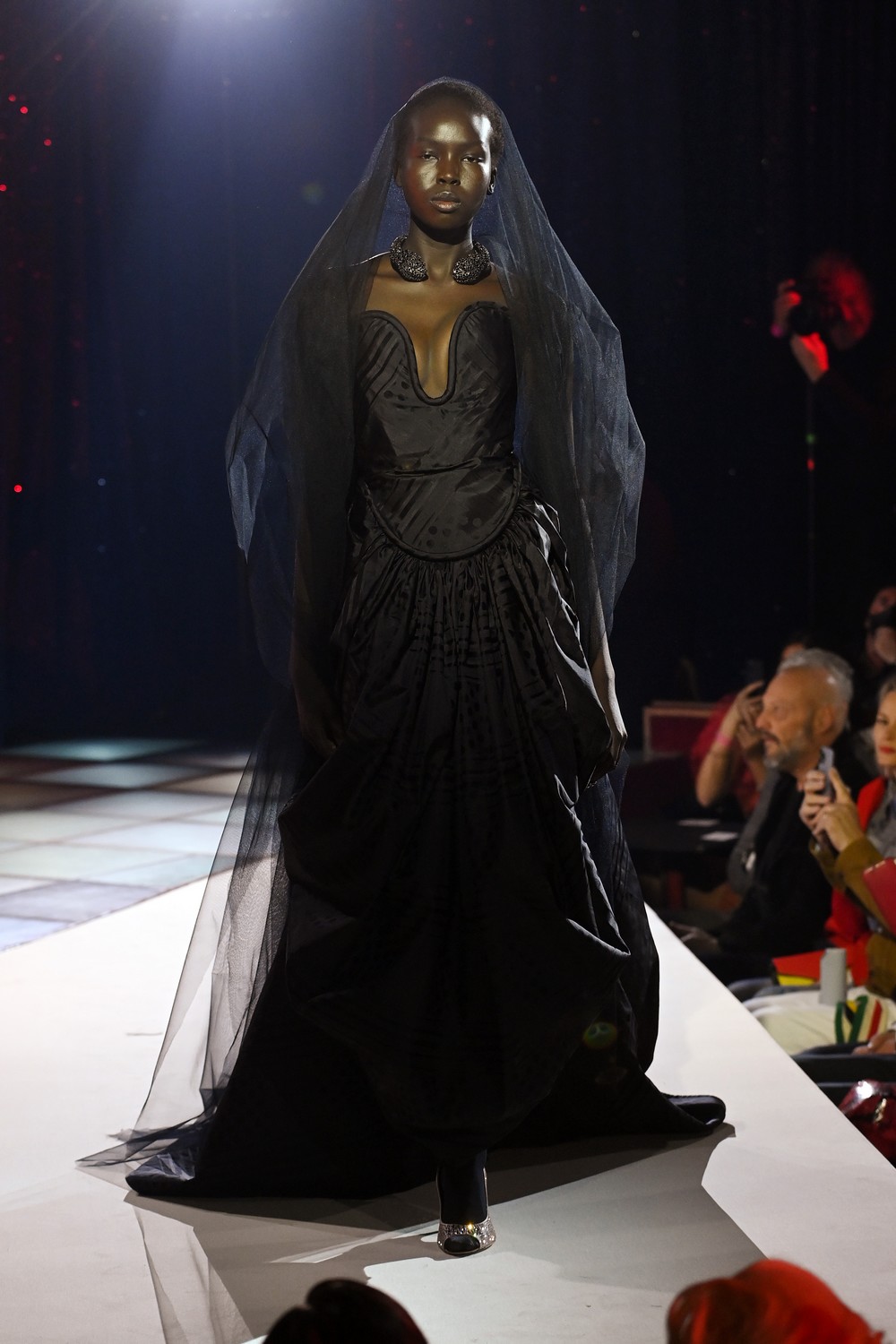 Andreas Kronthaler for Vivienne Westwood sobe aos palcos cheia de teatralidade