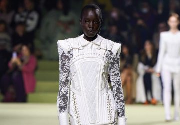 Corsets e outras peças acopladas ao corpo ressurgem nas passarelas