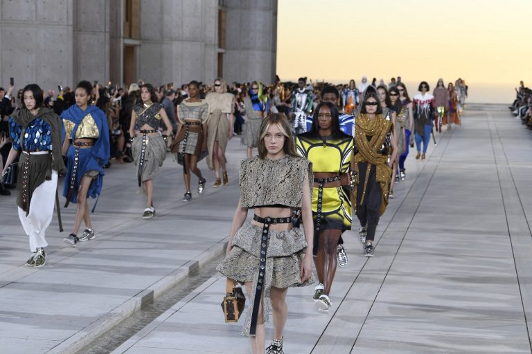 Louis Vuitton leva gladiadoras futuristas para a passarela