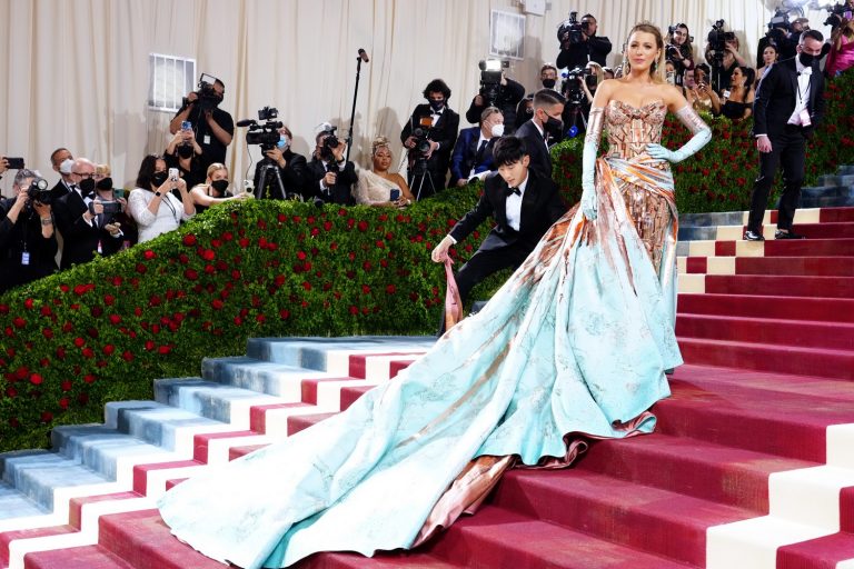 Met Gala: metalizados dominam red carpet da edição de 2022