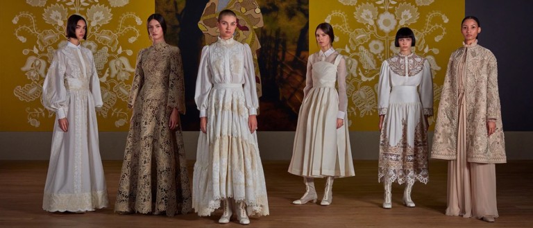 Dior: Bordados e arte de Olesia Trofymenko dominam desfile de alta-costura 