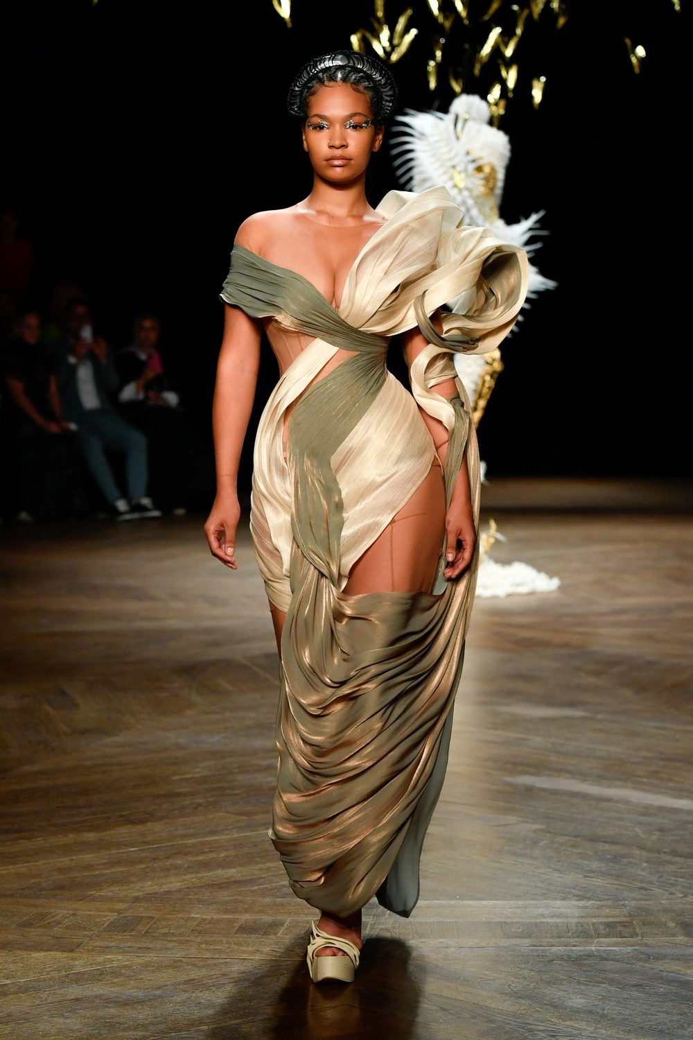 Iris van Herpen celebra 15 anos com inverno 2023 tecnológico e sustentável