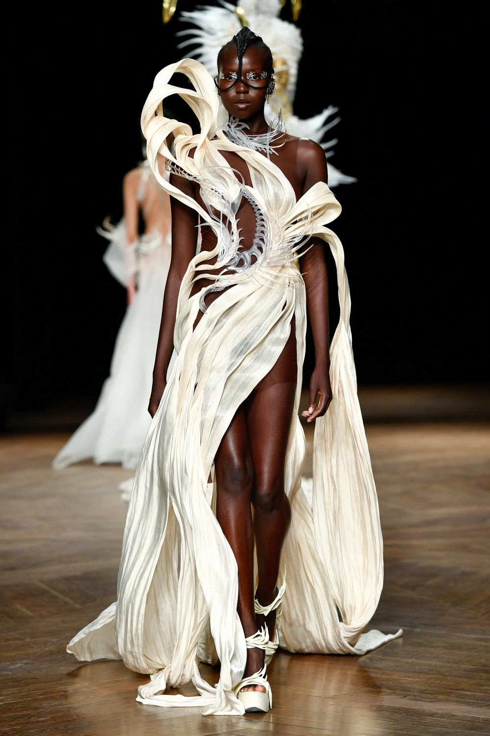 Iris van Herpen celebra 15 anos com inverno 2023 tecnológico e sustentável