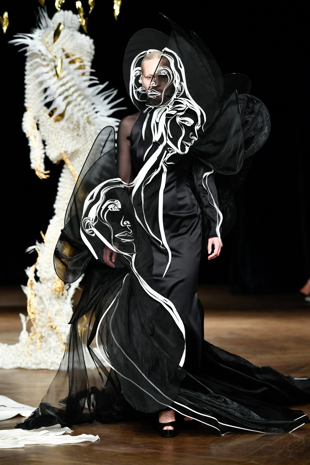 Iris van Herpen celebra 15 anos com inverno 2023 tecnológico e sustentável