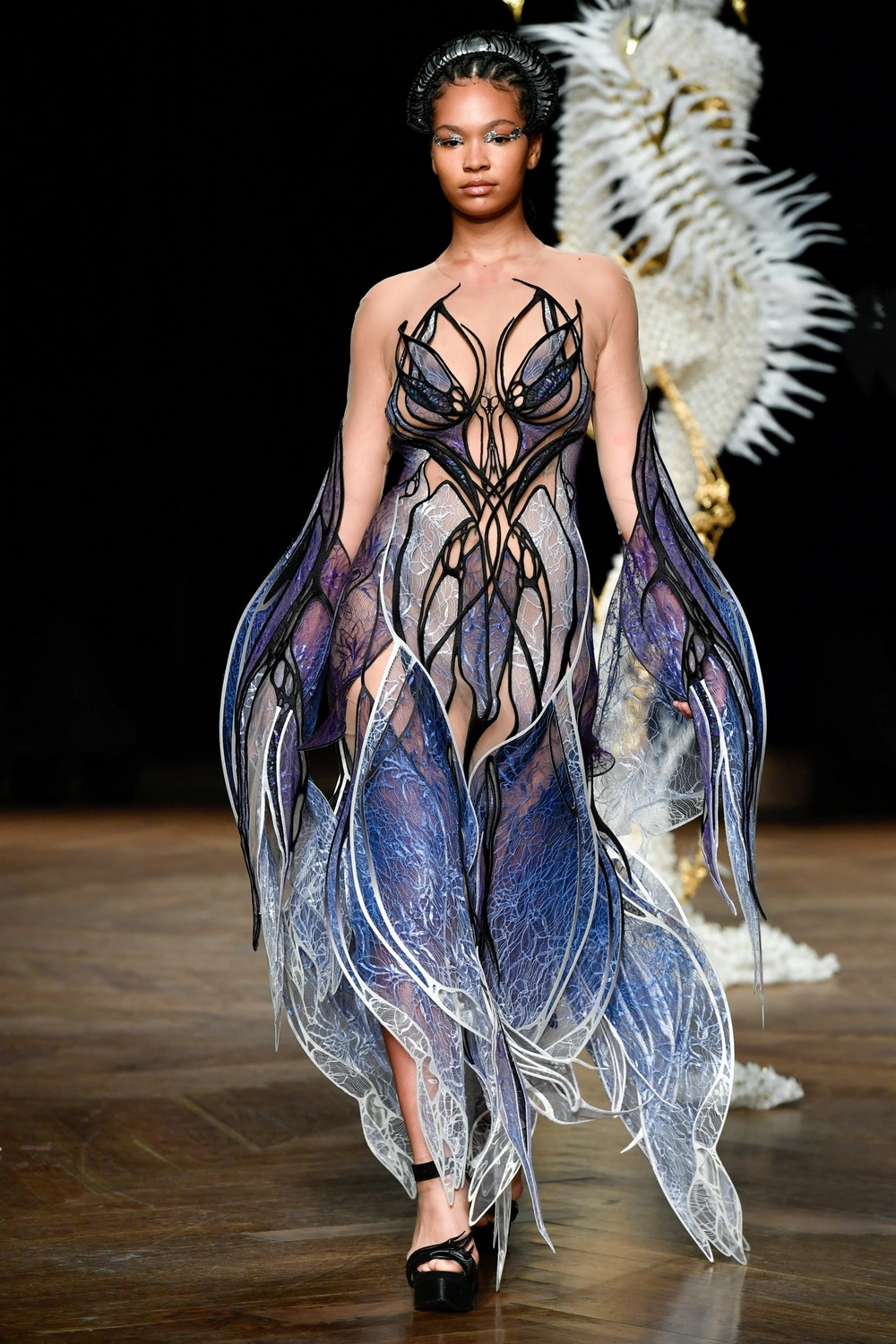 Iris van Herpen celebra 15 anos com inverno 2023 tecnológico e sustentável