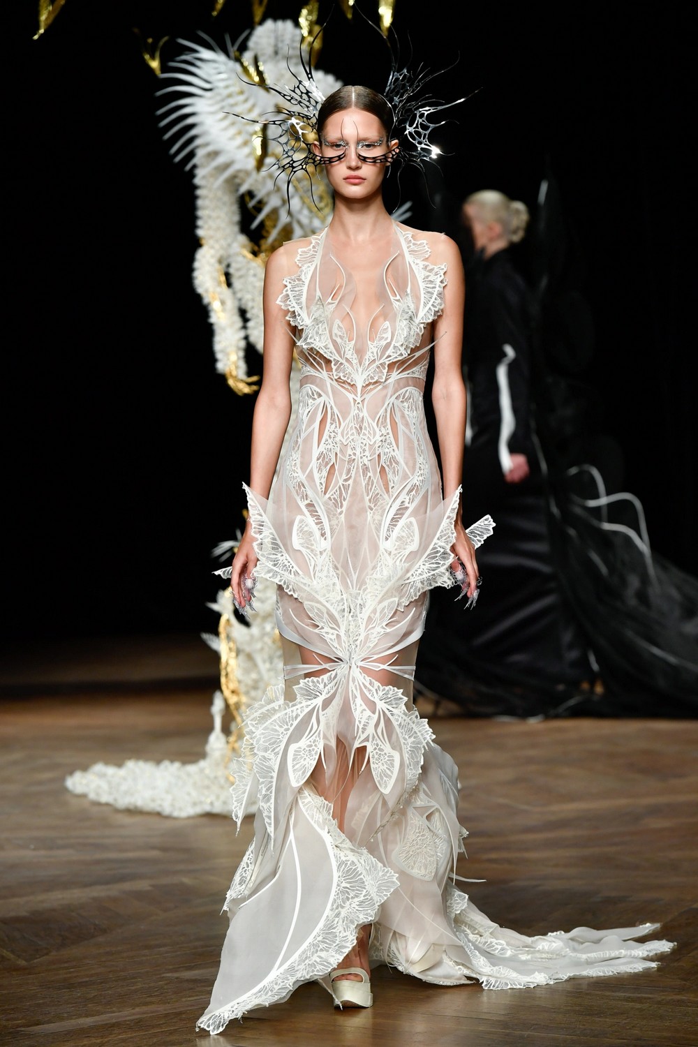 Iris van Herpen celebra 15 anos com inverno 2023 tecnológico e sustentável