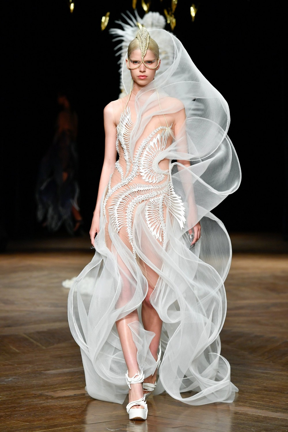 Iris van Herpen celebra 15 anos com inverno 2023 tecnológico e sustentável