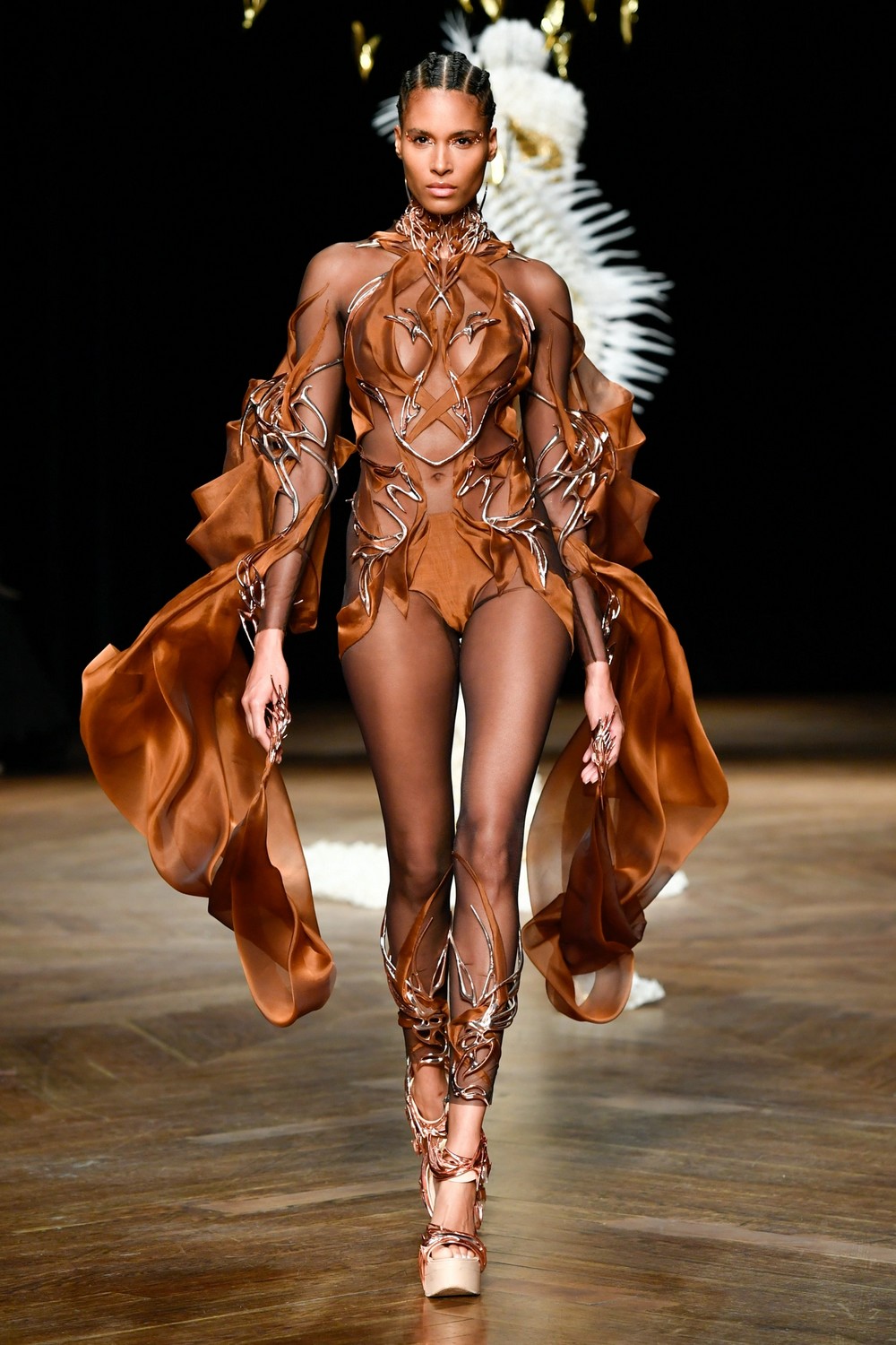 Iris van Herpen celebra 15 anos com inverno 2023 tecnológico e sustentável