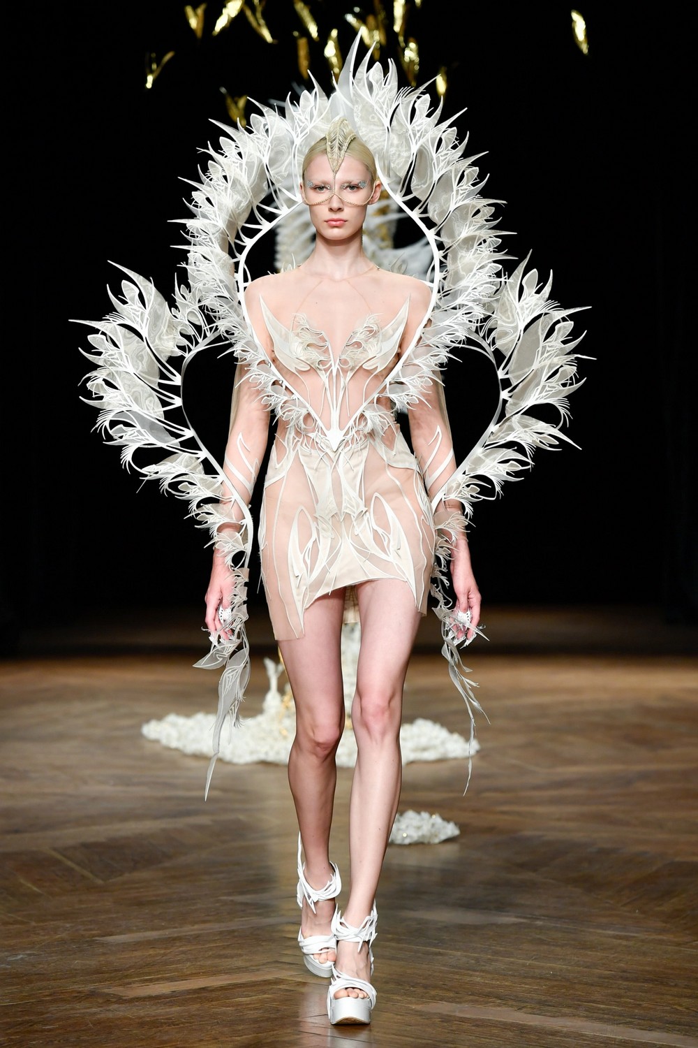 Iris van Herpen celebra 15 anos com inverno 2023 tecnológico e sustentável