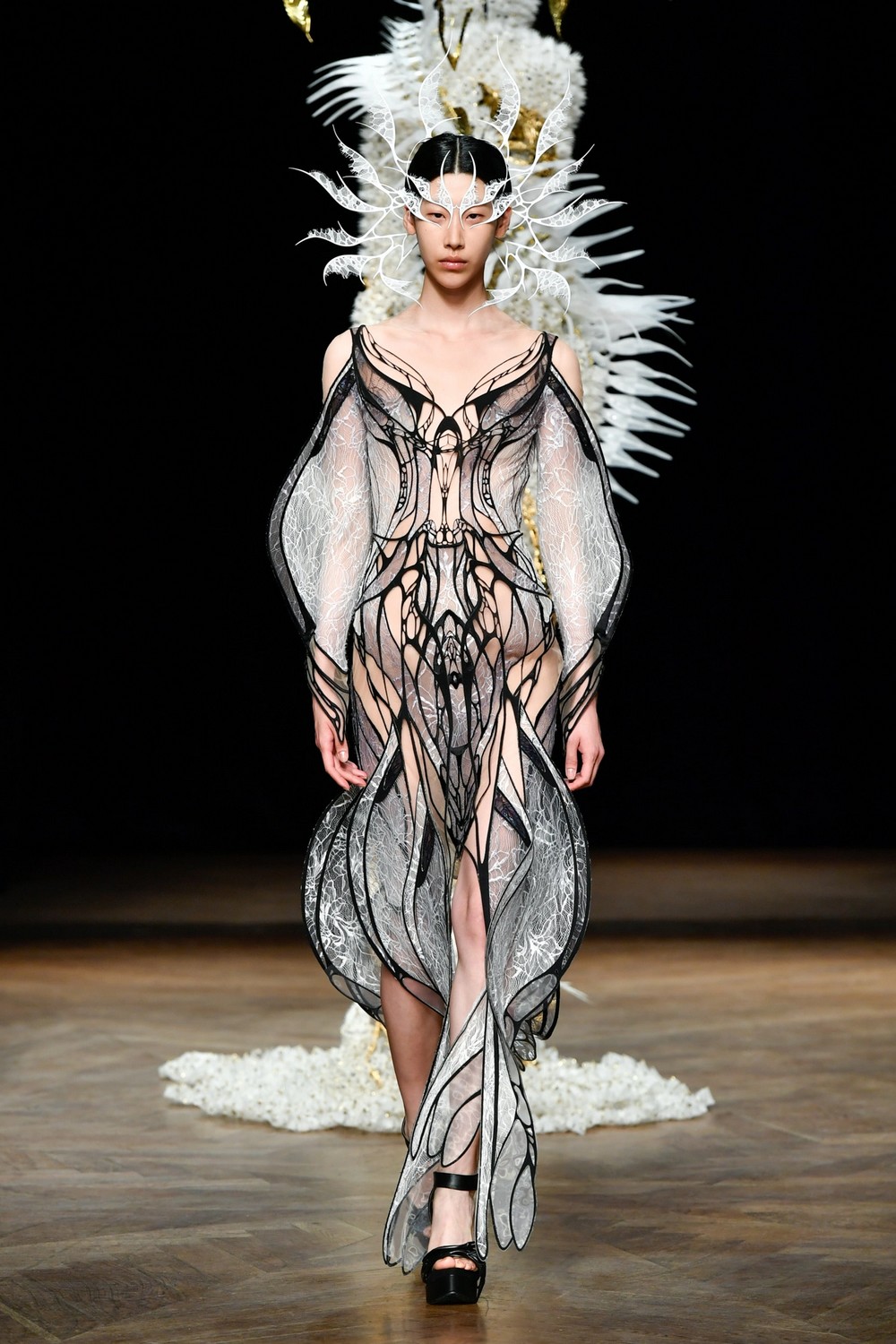 Iris van Herpen celebra 15 anos com inverno 2023 tecnológico e sustentável